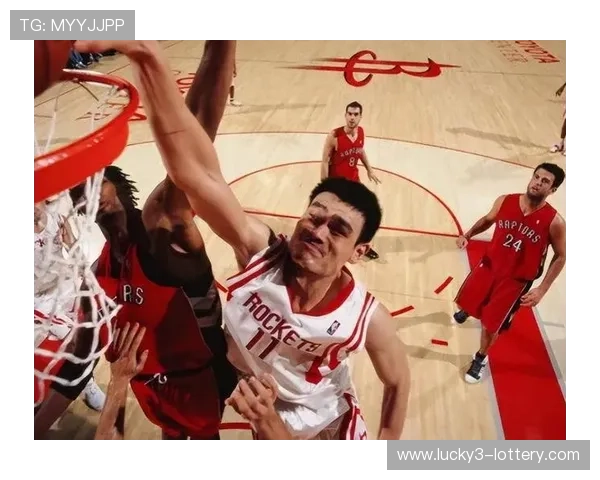 姚明空中暴扣加内特震撼全场瞬间成经典 NBA历史巅峰对决的惊艳时刻